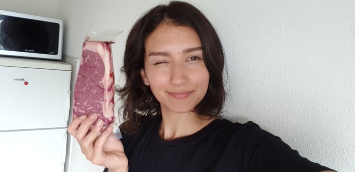 Блогер показала, как изменилось ее лицо за 3 недели мясного питания после 4 лет веганства
